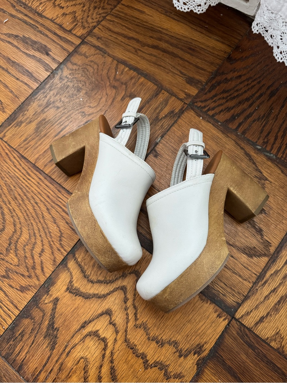 Universal Thread White Slingback Platform Clogs with Tan Wood-Look Heel, size 5 - Picture 2 of 10
